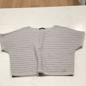 Gorgeous TAHARI sweater